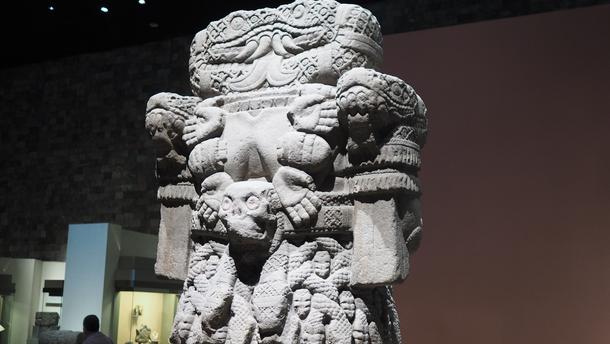 Coatlique, ‘La que tiene falda de serpientes ’. La diosa azteca que a la vez da vida y destruye.
Estatua del Museo antropológico en Ciudad de México. La Virgen de Guadalupe 4