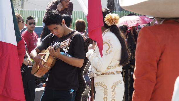 Mariachi toca la vihuela en la procesión para la Santa Cecilia Verdenskulturarv med egen Mariachiskole